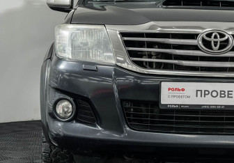 Подержанный автомобиль Toyota Hilux 2013 года (16 фото)