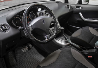 Подержанный автомобиль Peugeot 308 Hatchback 2010 года (16 фото)