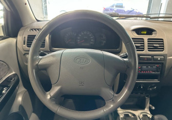 Подержанный автомобиль Kia Rio Wagon 2005 года (13 фото)