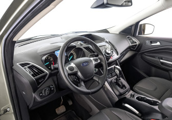 Подержанный автомобиль Ford Kuga 2013 года (15 фото)