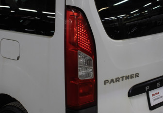 Подержанный автомобиль Peugeot Partner 2010 года (19 фото)
