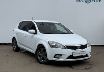 Подержанный автомобиль Kia Ceed Hatchback 2011 года (3 фото)