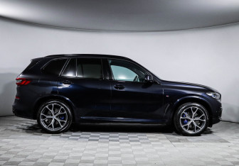 Подержанный автомобиль BMW X5 2022 года (4 фото)