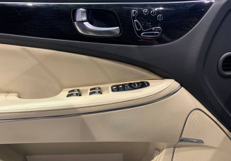 Подержанный автомобиль Hyundai Equus 2014 года (11 фото)