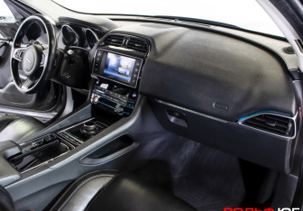 Подержанный автомобиль Jaguar F-Pace 2017 года (9 фото)