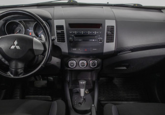 Подержанный автомобиль Mitsubishi Outlander 2010 года (14 фото)