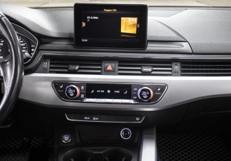 Подержанный автомобиль Audi A4 Sedan 2017 года (15 фото)