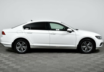 Подержанный автомобиль Volkswagen Passat Sedan 2021 года (4 фото)