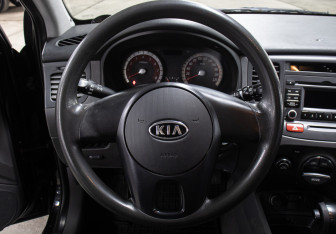 Подержанный автомобиль Kia Rio Hatchback 2010 года (16 фото)