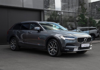 Подержанный автомобиль Volvo V90 Cross Country 2017 года (3 фото)