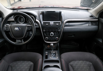 Подержанный автомобиль FAW Besturn X80 2017 года (13 фото)
