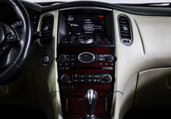 Подержанный автомобиль Infiniti QX50 2016 года (14 фото)