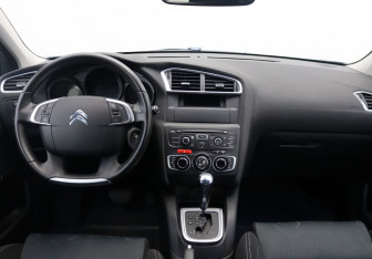 Подержанный автомобиль Citroen C4 Hatchback 2011 года (13 фото)