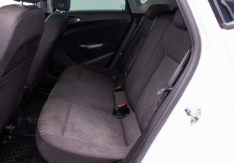 Подержанный автомобиль Opel Astra Hatchback 2011 года (11 фото)
