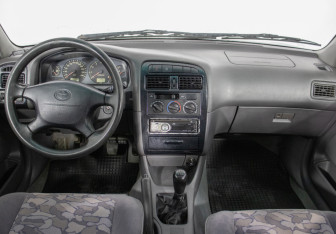 Подержанный автомобиль Toyota Avensis Sedan 1999 года (13 фото)