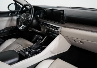 Подержанный автомобиль Kia K5 2021 года (9 фото)