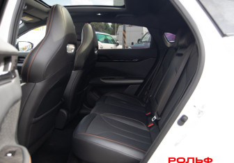 Подержанный автомобиль Changan UNI-V 2024 года (8 фото)
