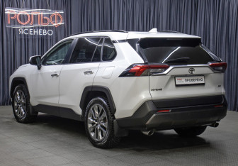 Подержанный автомобиль Toyota RAV4 2020 года (7 фото)