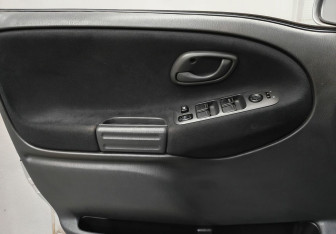 Подержанный автомобиль Suzuki Grand Vitara 2003 года (14 фото)