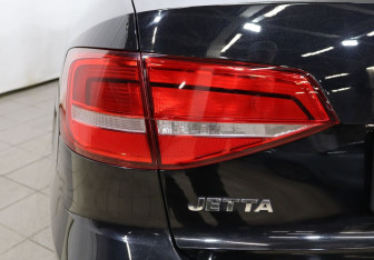 Подержанный автомобиль Volkswagen Jetta Sedan 2015 года (20 фото)