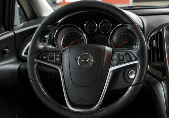 Подержанный автомобиль Opel Astra Hatchback 2012 года (17 фото)