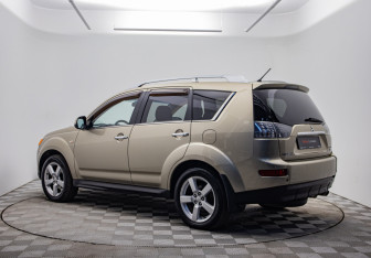 Подержанный автомобиль Mitsubishi Outlander 2008 года (7 фото)