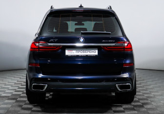 Подержанный автомобиль BMW X7 2022 года (6 фото)