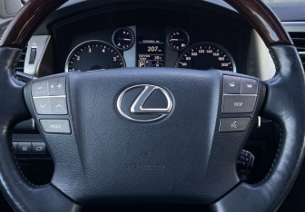 Подержанный автомобиль Lexus LX 2014 года (18 фото)