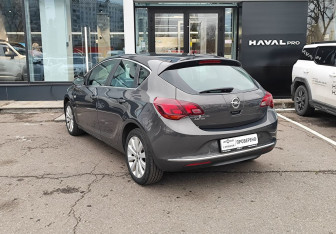 Подержанный автомобиль Opel Astra Sedan 2014 года (7 фото)