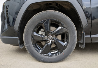 Подержанный автомобиль Toyota RAV4 2022 года (18 фото)