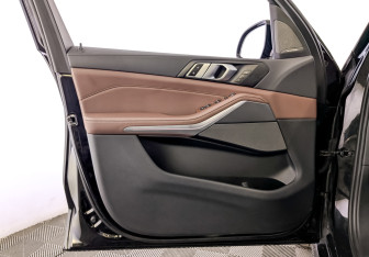 Подержанный автомобиль BMW X5 2020 года (19 фото)