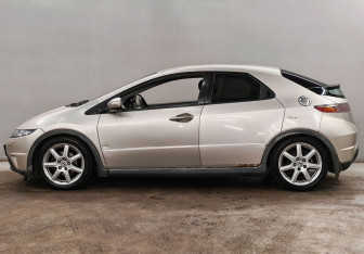 Подержанный автомобиль Honda Civic Hatchback 2008 года (8 фото)
