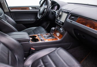 Подержанный автомобиль Volkswagen Touareg 2011 года (9 фото)
