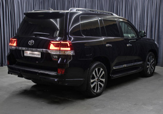 Подержанный автомобиль Toyota Land Cruiser Suv 2019 года (5 фото)