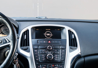 Подержанный автомобиль Opel Astra Hatchback 2013 года (11 фото)