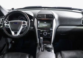 Подержанный автомобиль Ford Explorer 2015 года (6 фото)