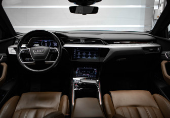 Подержанный автомобиль Audi e-tron 2021 года (8 фото)