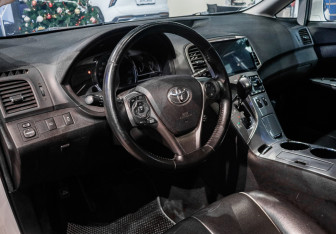 Подержанный автомобиль Toyota Venza 2014 года (17 фото)