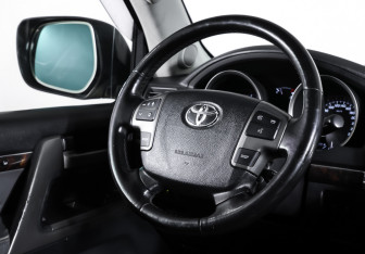 Подержанный автомобиль Toyota Land Cruiser Suv 2008 года (17 фото)