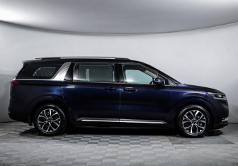 Подержанный автомобиль Kia Carnival 2023 года (4 фото)