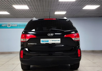 Подержанный автомобиль Kia Sorento 2017 года (6 фото)