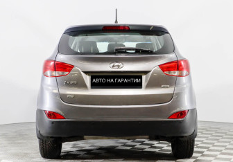 Подержанный автомобиль Hyundai ix35 2015 года (4 фото)