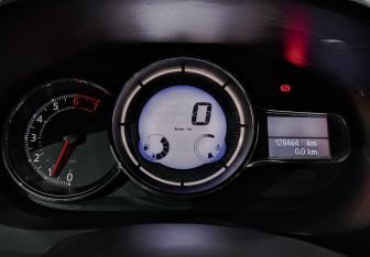 Подержанный автомобиль Renault Fluence 2014 года (16 фото)