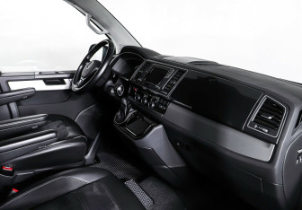 Подержанный автомобиль Volkswagen Multivan 2018 года (10 фото)