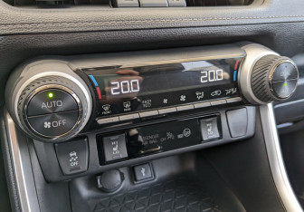 Подержанный автомобиль Toyota RAV4 2022 года (6 фото)