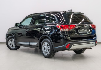 Подержанный автомобиль Mitsubishi Outlander 2019 года (7 фото)