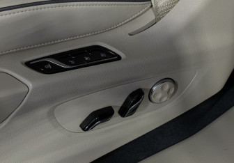 Подержанный автомобиль Voyah Dream 2022 года (18 фото)