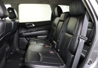 Подержанный автомобиль Nissan Pathfinder 2015 года (10 фото)
