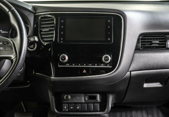 Подержанный автомобиль Mitsubishi Outlander 2020 года (13 фото)