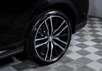Подержанный автомобиль BMW X6 2025 года (15 фото)